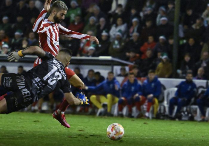 El Atlético se aferra a la Copa y supera con sufrimiento a un aguerrido Arenteiro