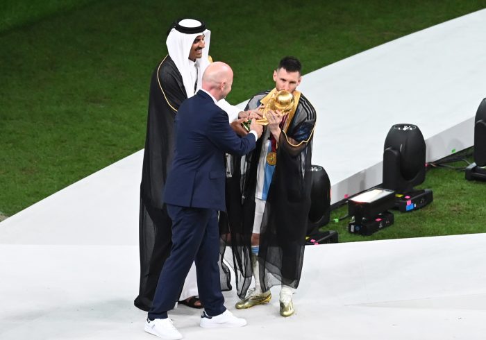 El 'bisht', la honorable capa árabe que colocaron a Leo Messi y dejó a Adidas sin una foto histórica