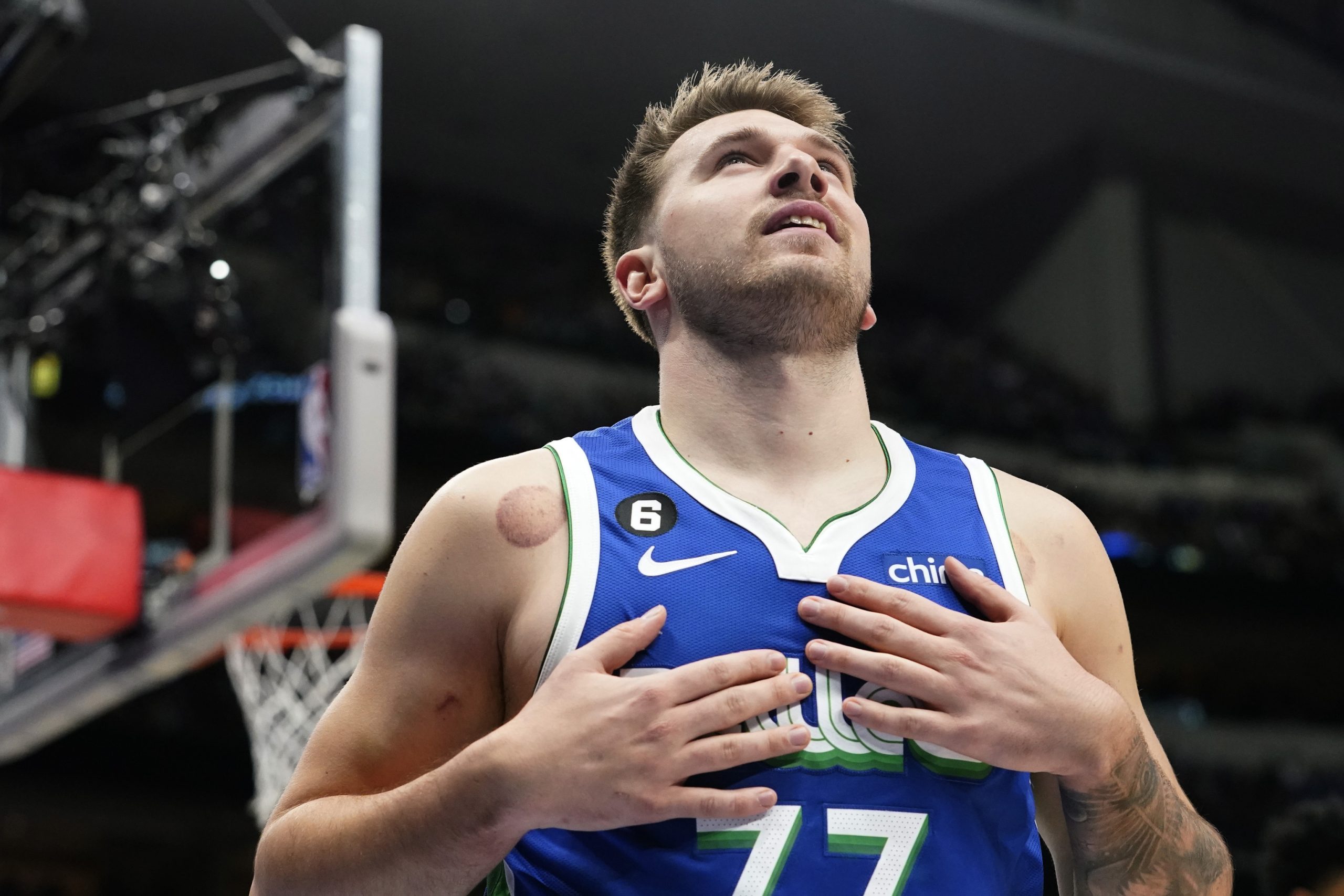 Histórico triple doble de 60 puntos de Doncic: "Estoy cansadísimo, necesito una cerveza"