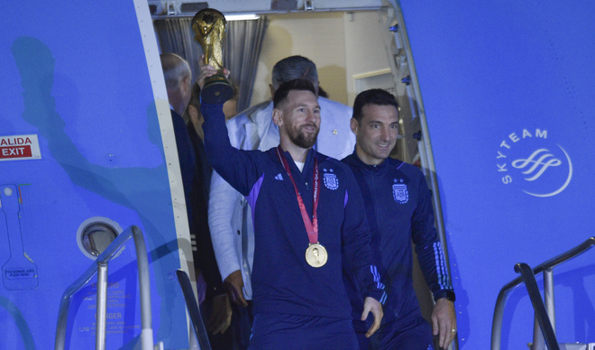 La selección argentina, recibida por miles de personas al volver a casa tras ganar el Mundial de Qatar