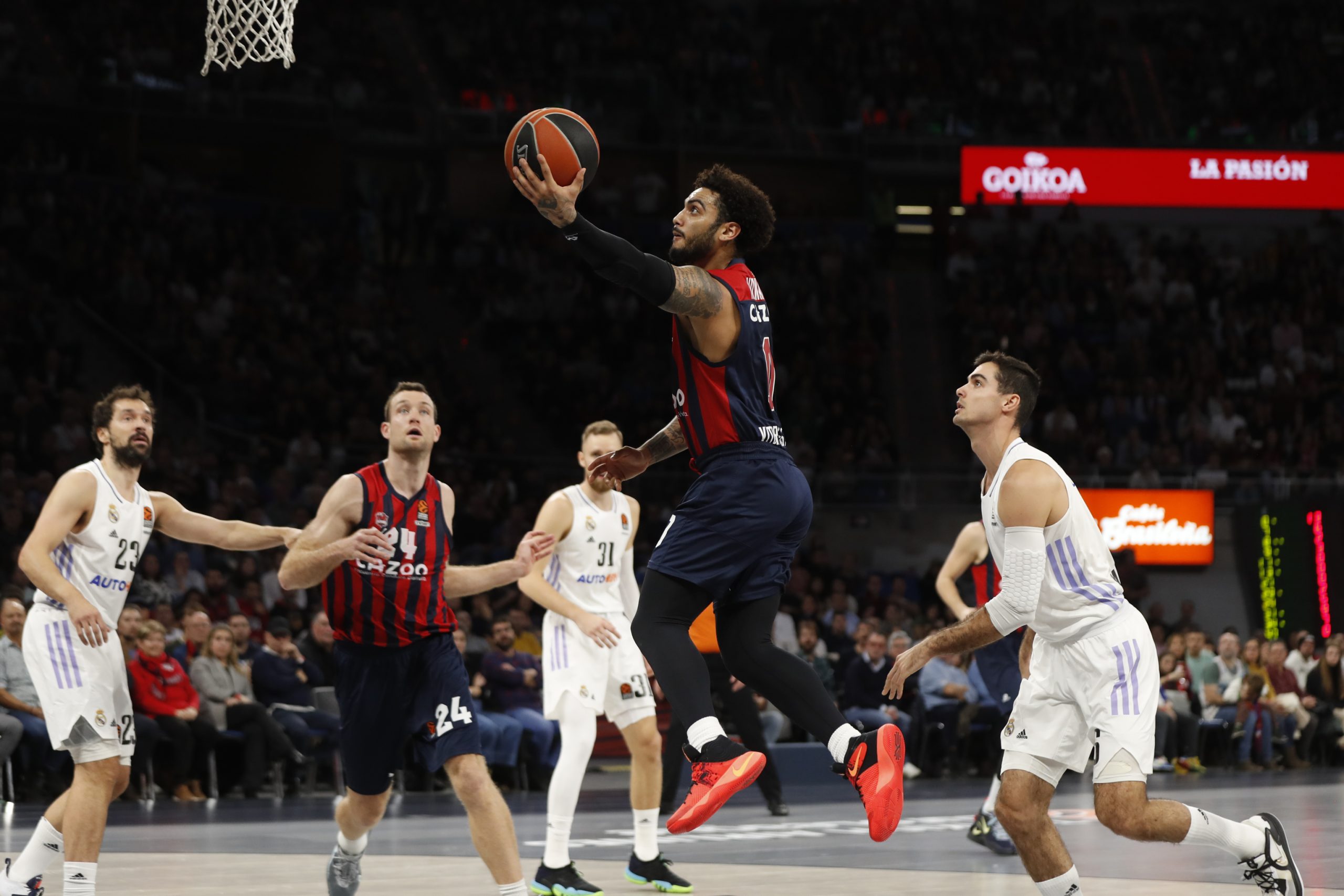 Markus Howard y su show derrotan al Real Madrid