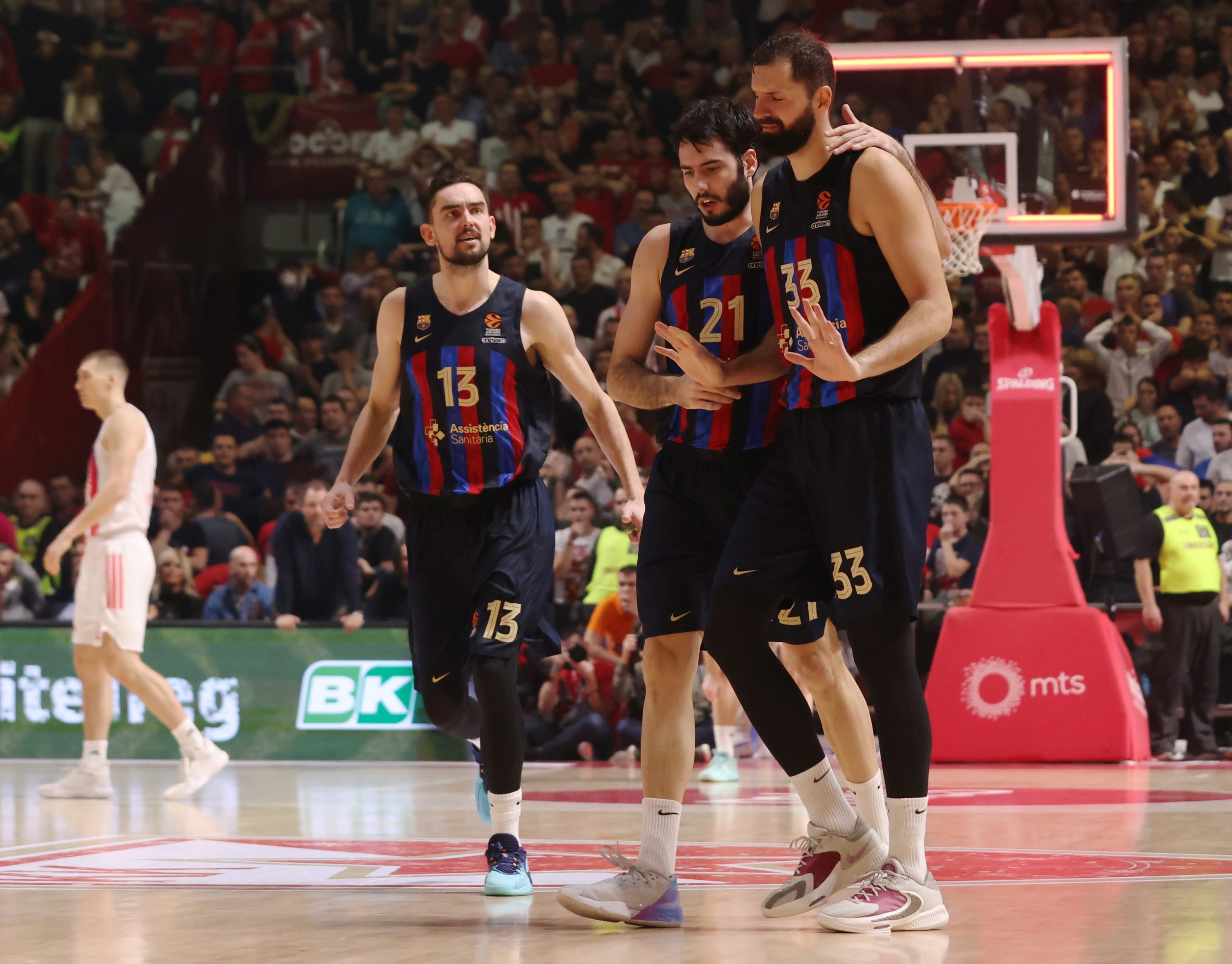 Un triple in extremis de Mirotic abre el camino para el triunfo del Barça ante el Estrella Roja