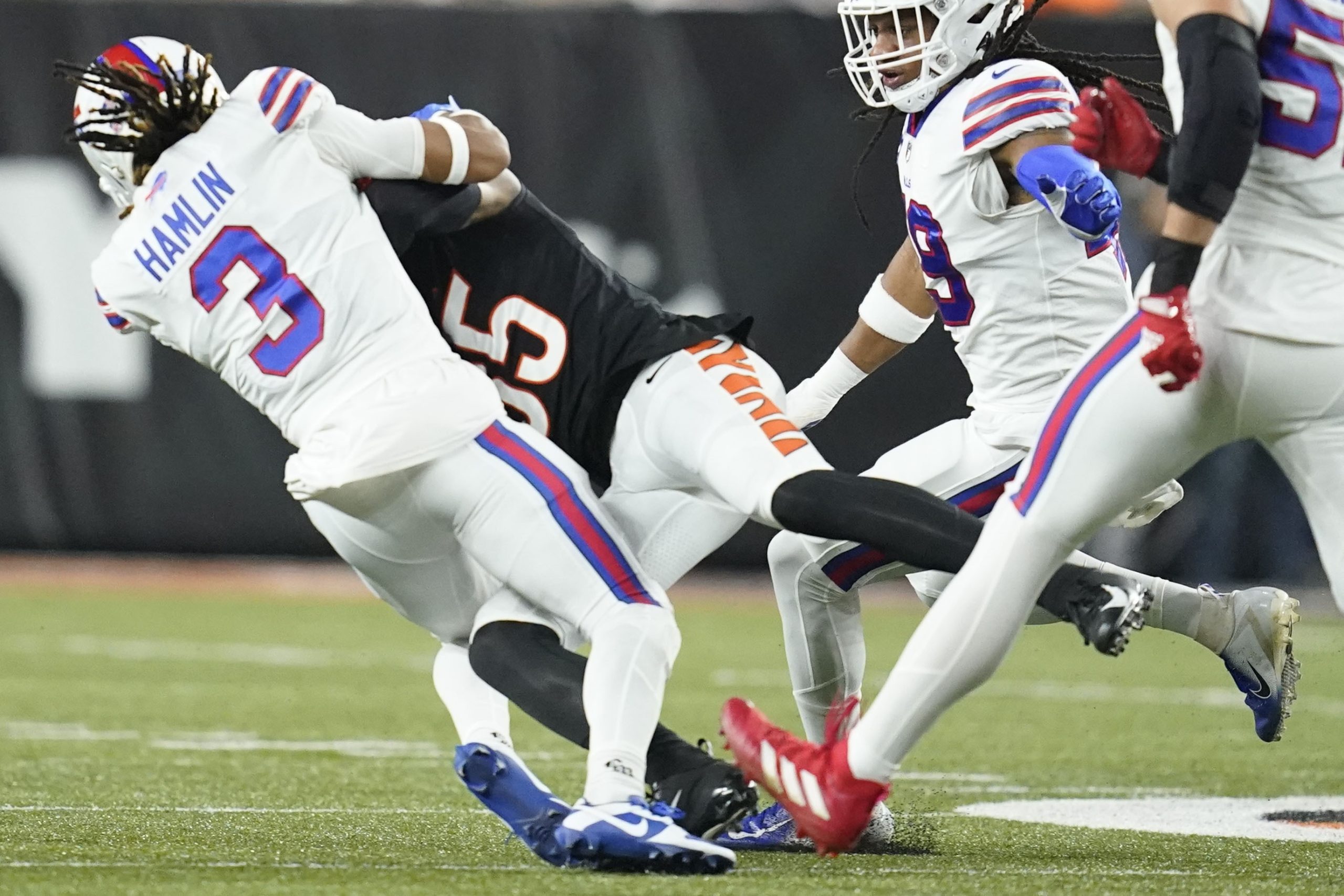 Damar Hamlin, de los Buffalo Bills, en "estado crítico" tras sufrir un paro cardiaco después de un placaje en un partido de la NFL