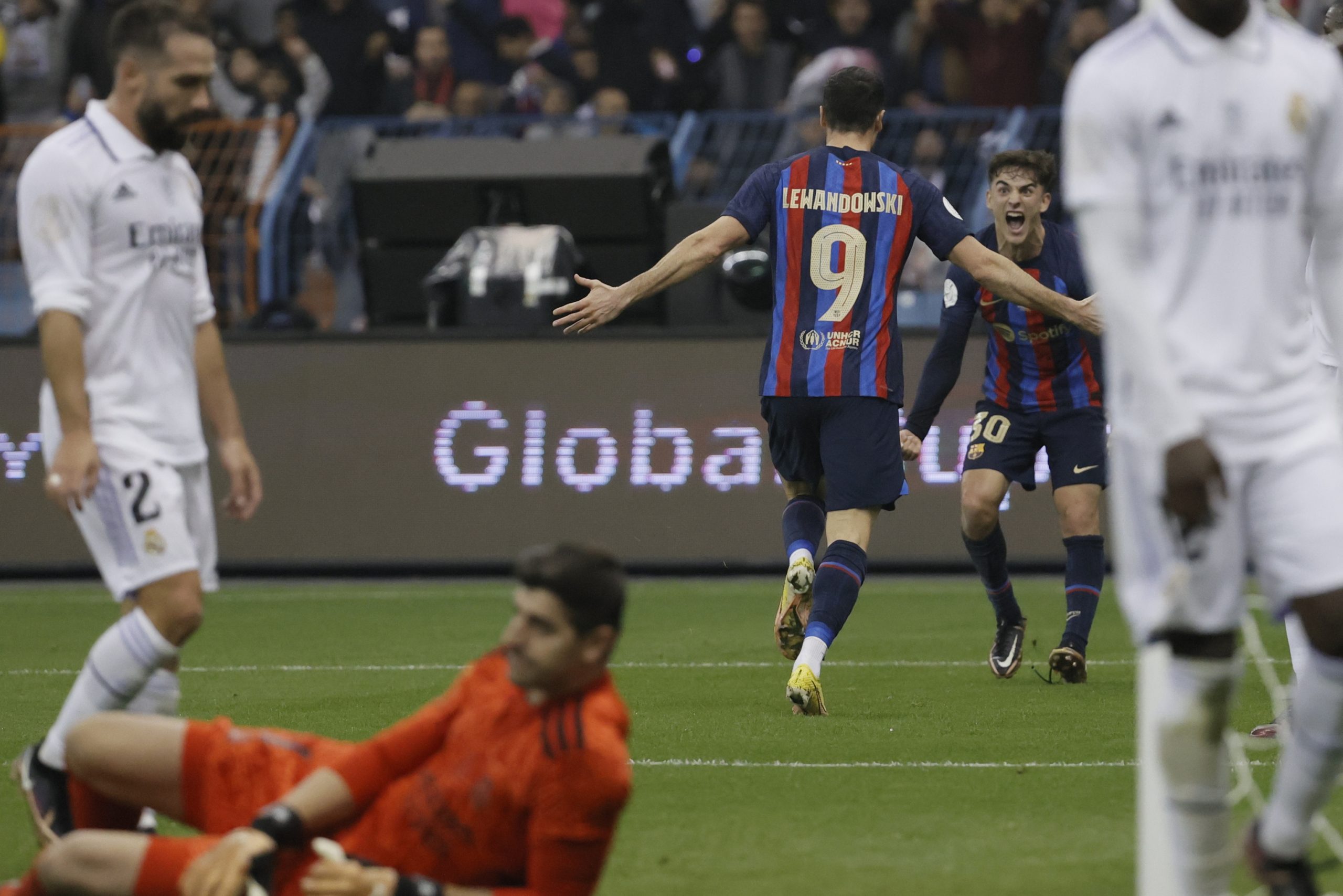 El Barça zarandea a un Madrid indolente y recupera galones en la Supercopa del desierto