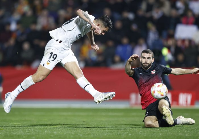 El Valencia no sufre en La Nucía y el Espanyol elimina a un Celta que acaba con Hugo Mallo de portero