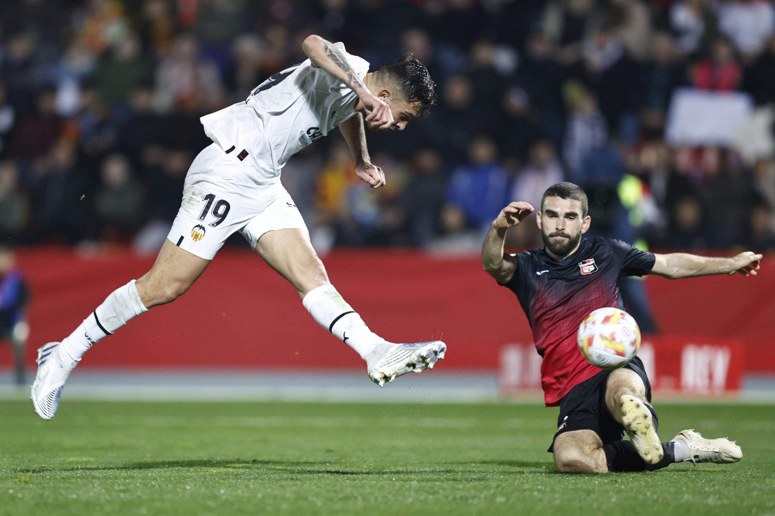 El Valencia no sufre en La Nucía y el Espanyol elimina a un Celta que acaba con Hugo Mallo de portero
