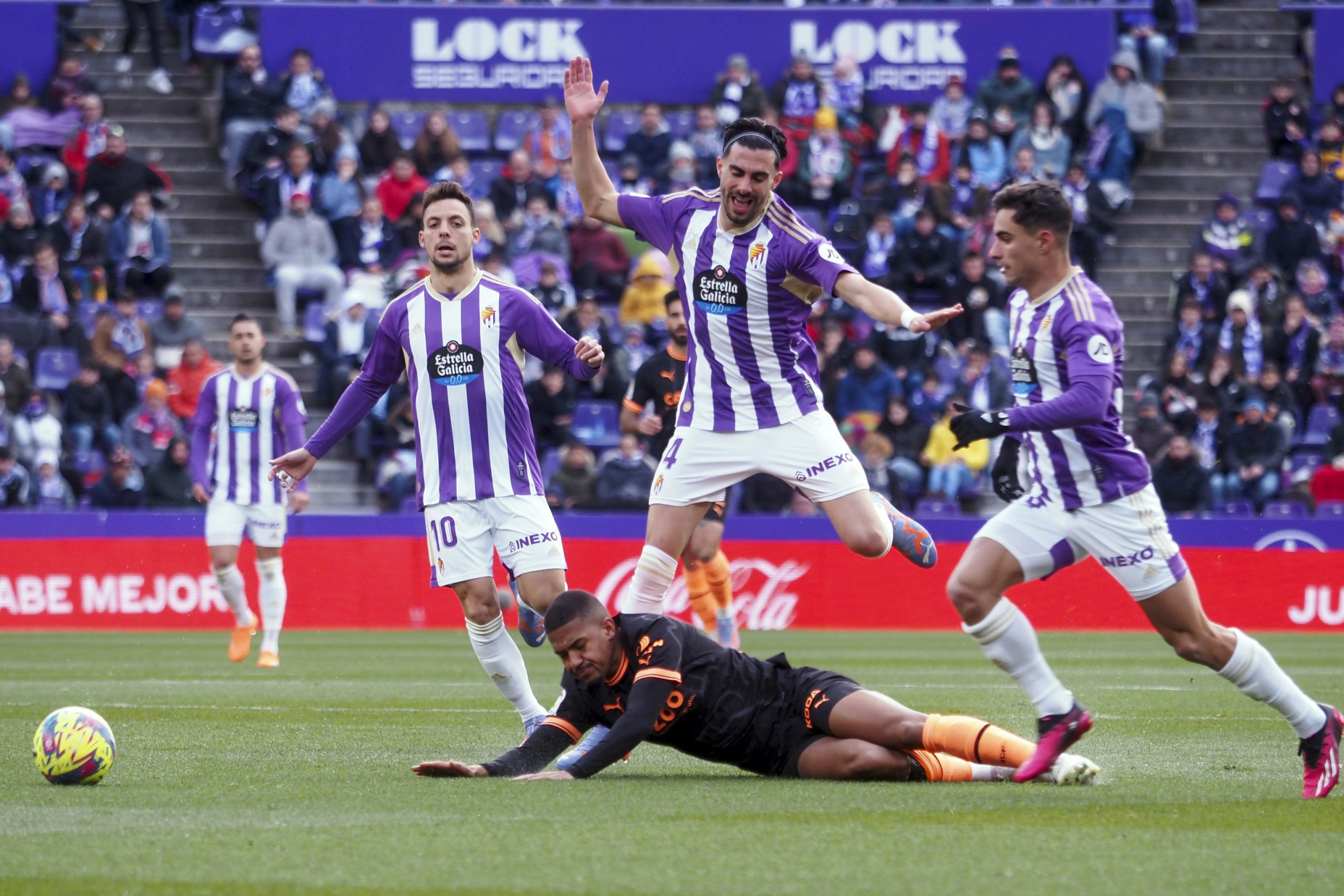El Valencia se descompone en Valladolid y se  enreda en la lucha por la permanencia