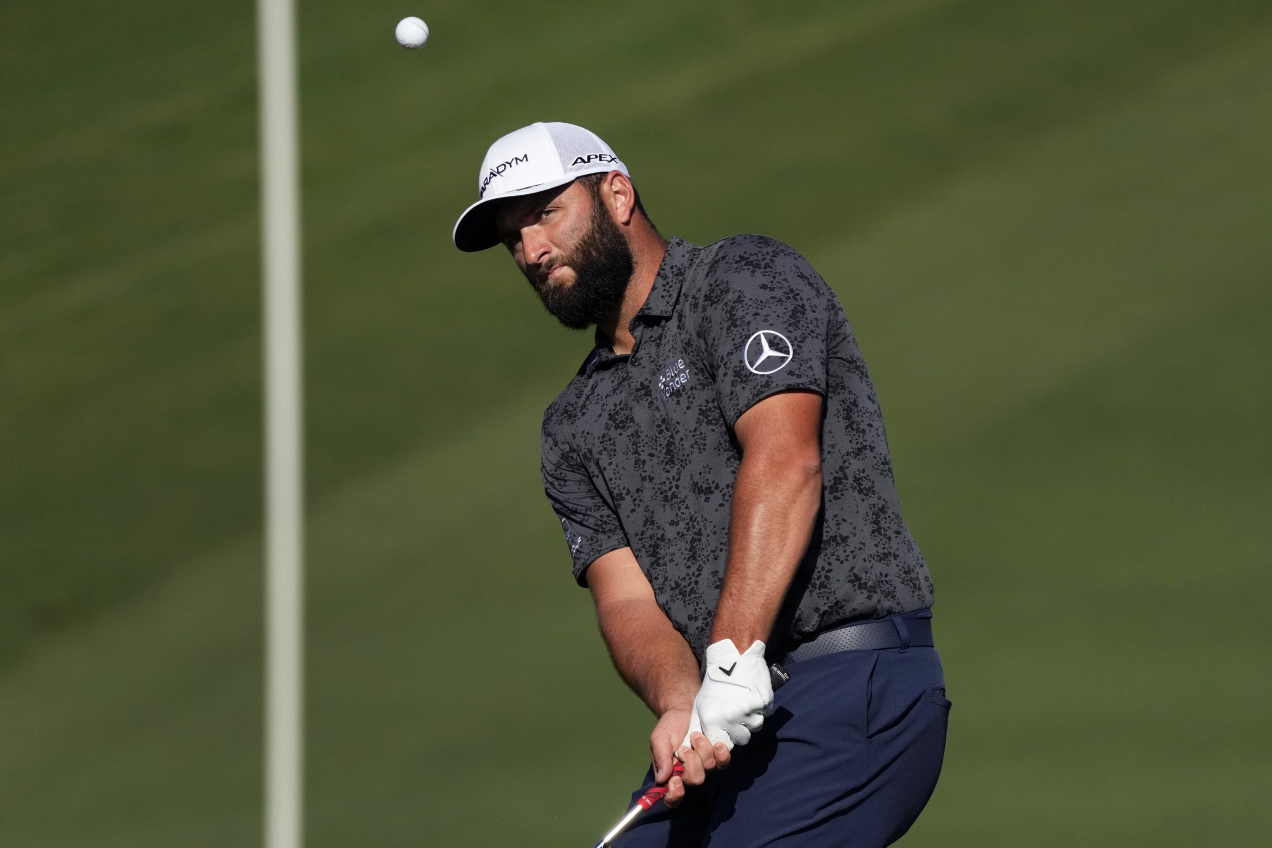 Jon Rahm pierde posiciones y se ubica a cinco golpes de la cabeza del torneo de campeones de Hawaii