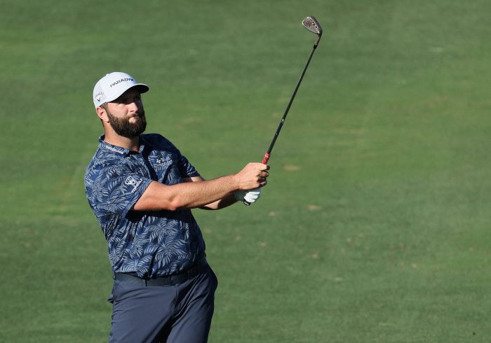 Jon Rahm se exhibe en los 'greens' para alcanzar el liderato en la primera ronda oficial de golf del año