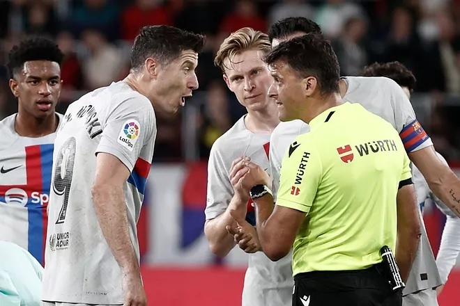 Lewandowski - Gil Manzano, tenso reencuentro en el Camp Nou