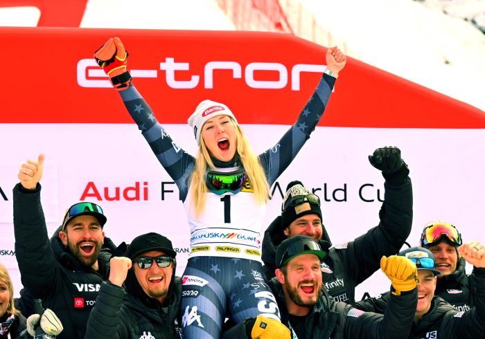 Mikaela Shiffrin atrapa a Lindsey Vonn