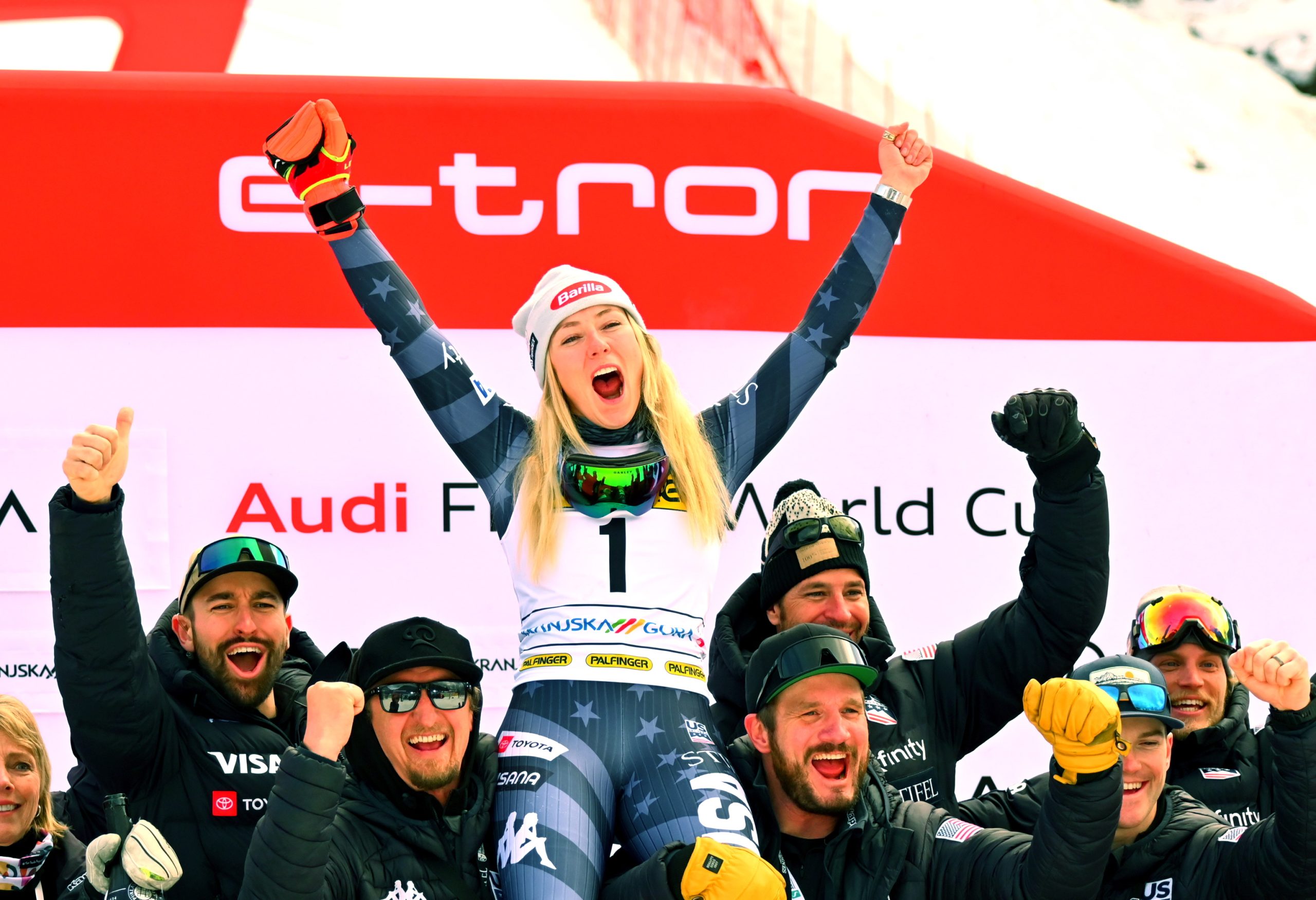 Mikaela Shiffrin atrapa a Lindsey Vonn