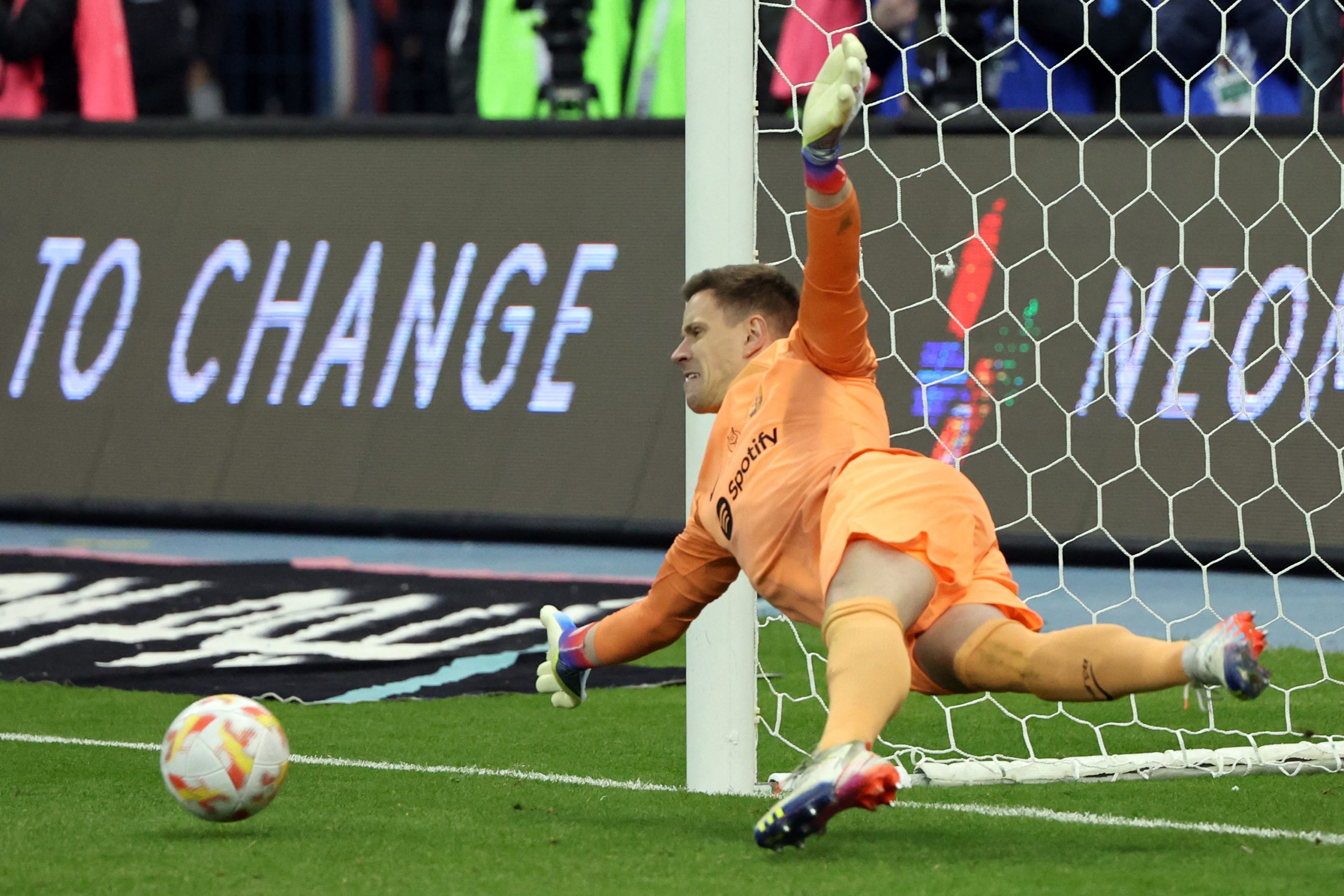 Ter Stegen amarra al Barça al 'Clásico' deseado por los petrodólares saudíes