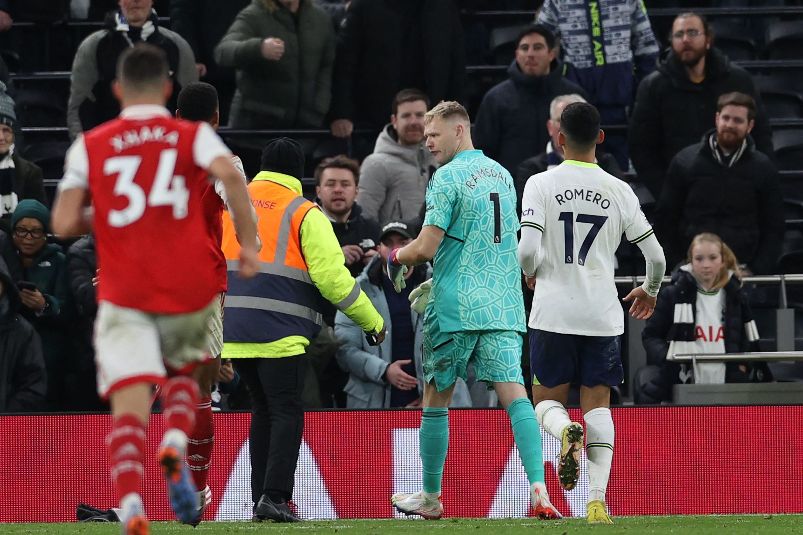 Un aficionado del Tottenham da una patada a Ramsdale al acabar el derbi de Londres