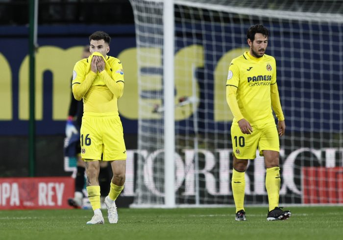 Un bote salvavidas en un submarino amarillo