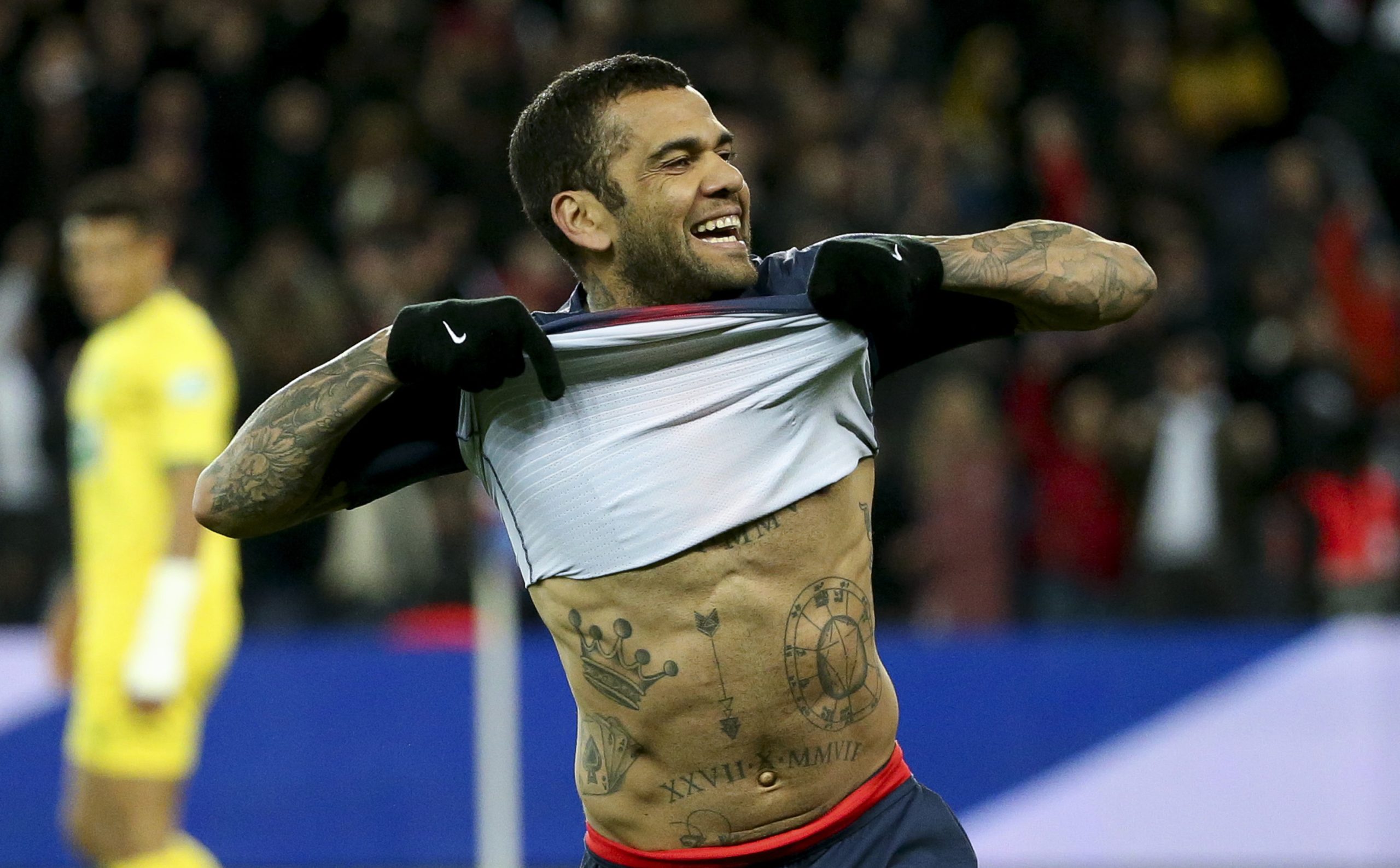 Un tatuaje de media luna en el abdomen delató a Dani Alves