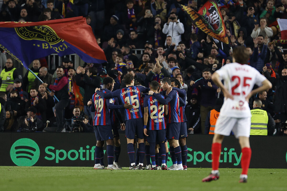 Cuando los periódicos invaden el campo de fútbol