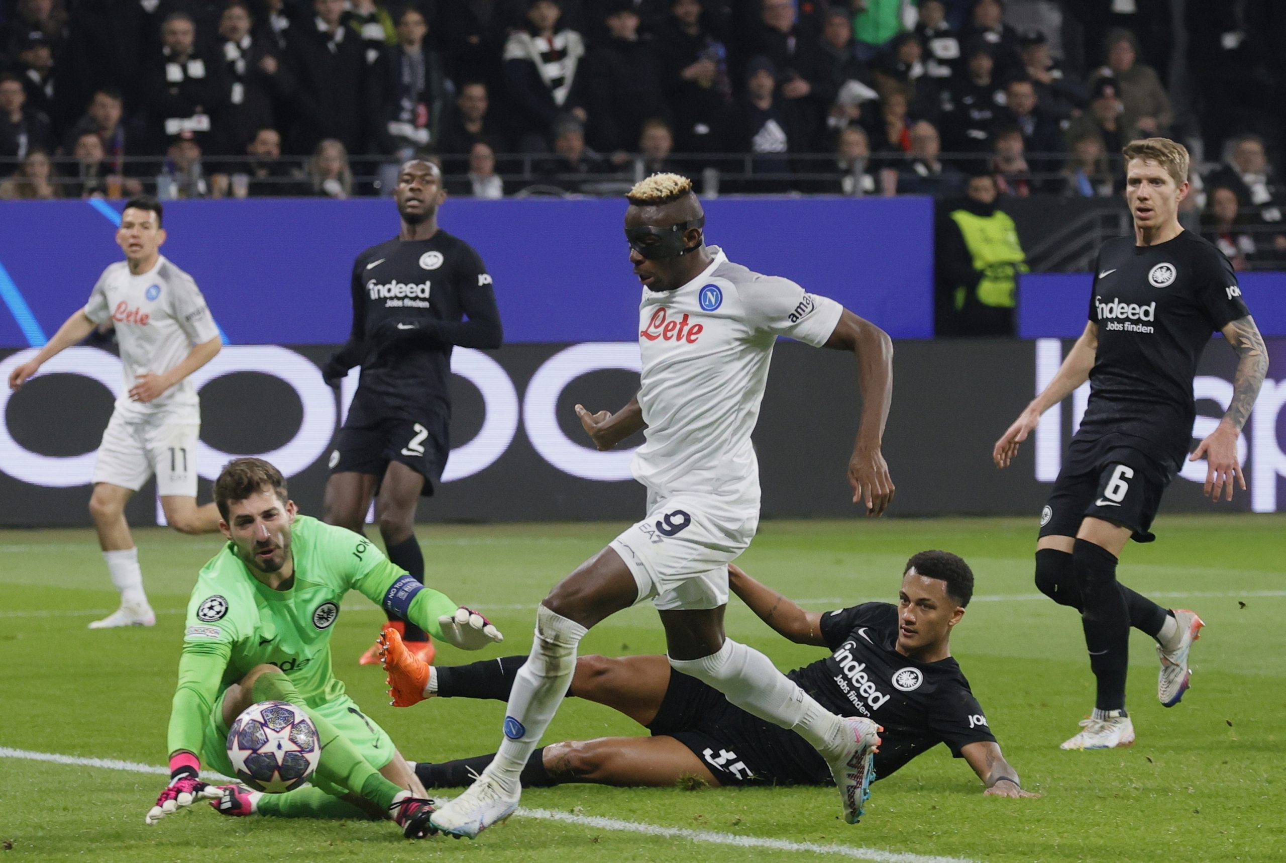 El Nápoles liquida al Eintracht  sin excesos