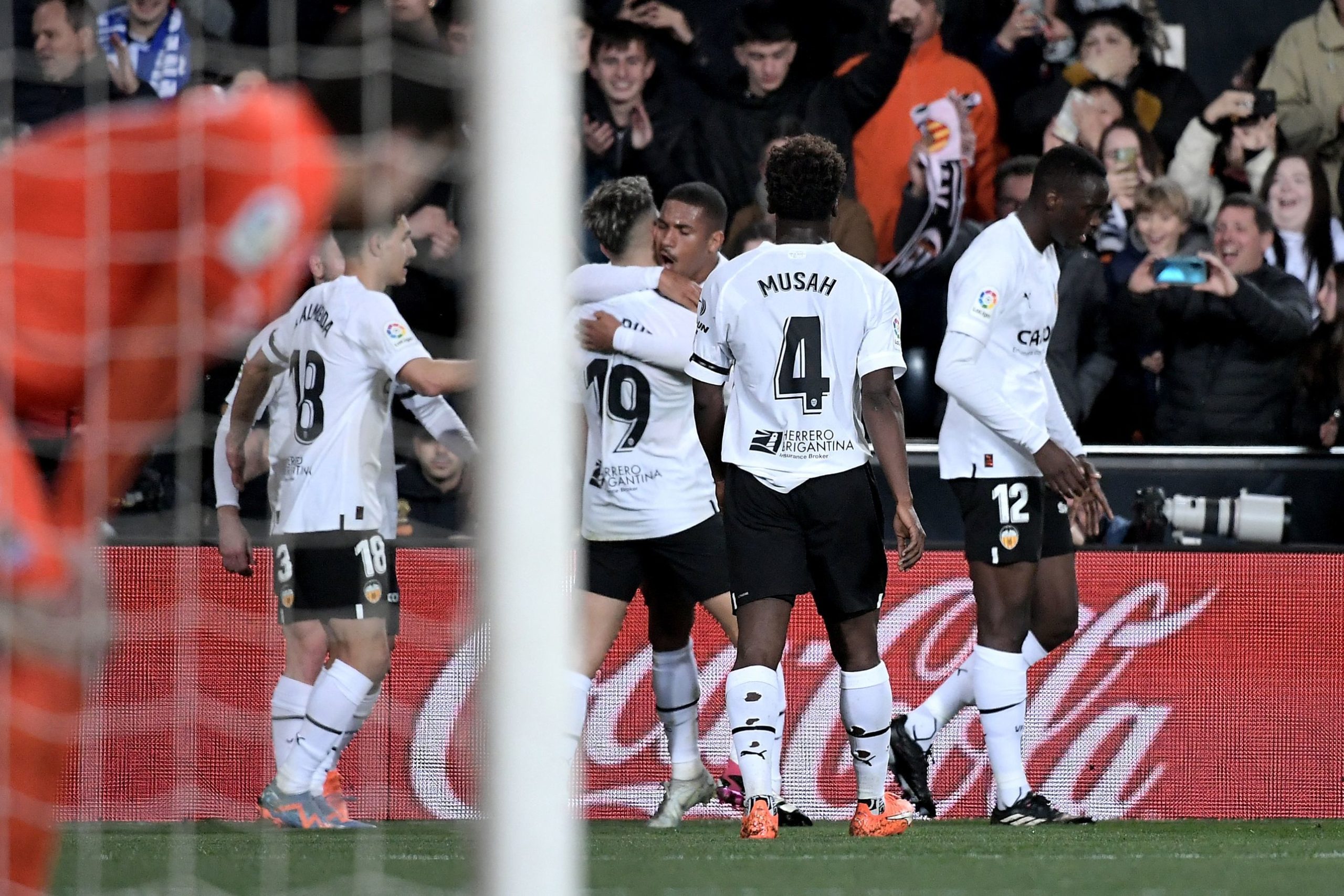 El Valencia resucita con el bramido de Mestalla