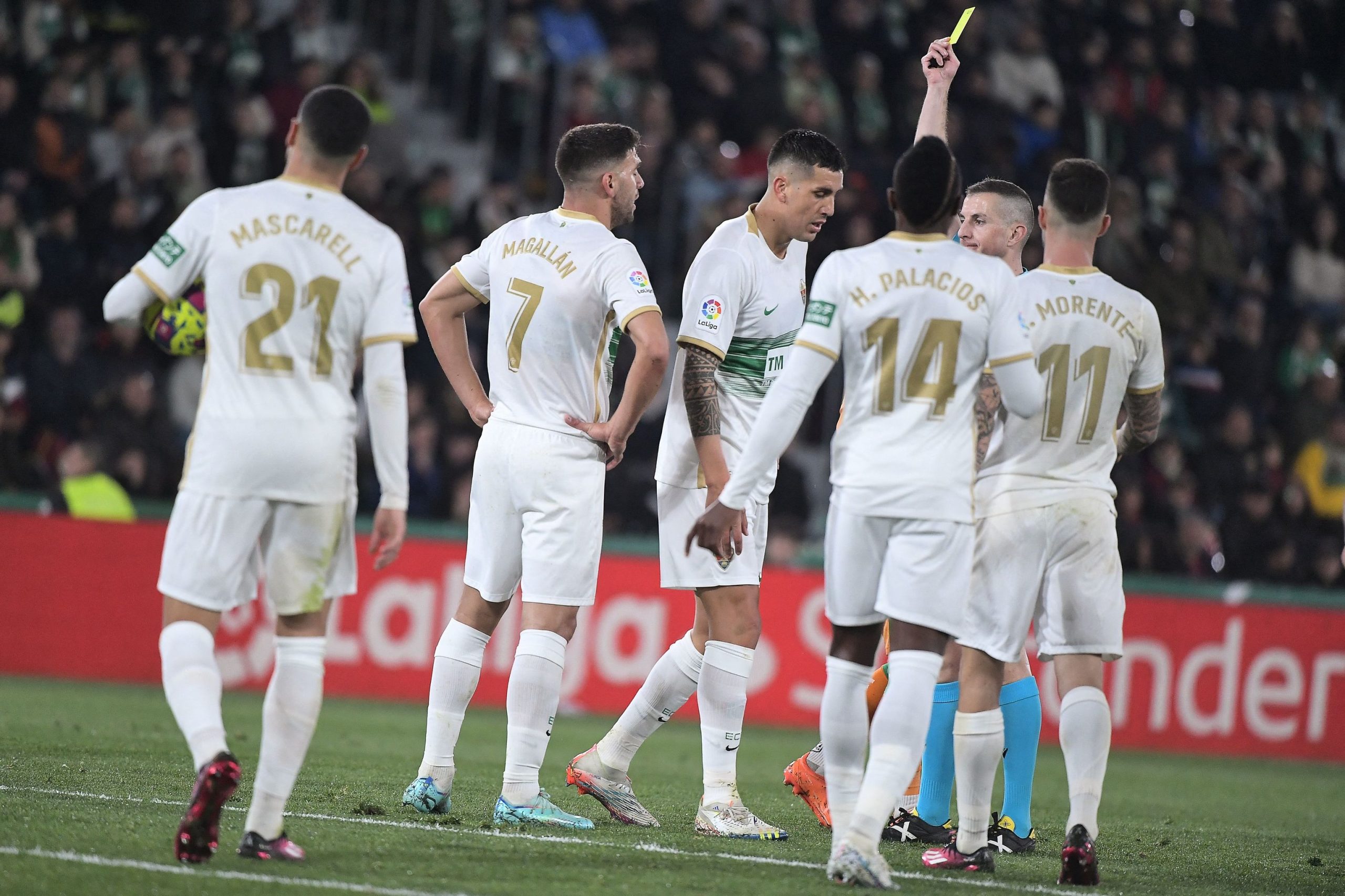 La indignación del Elche tras dos rojas y tres penaltis y las amenazas contra el árbitro: "No vais a salir de aquí"