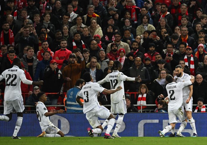 La leyenda del Madrid toma Anfield y se vuelve a dar la mano con la Copa de Europa