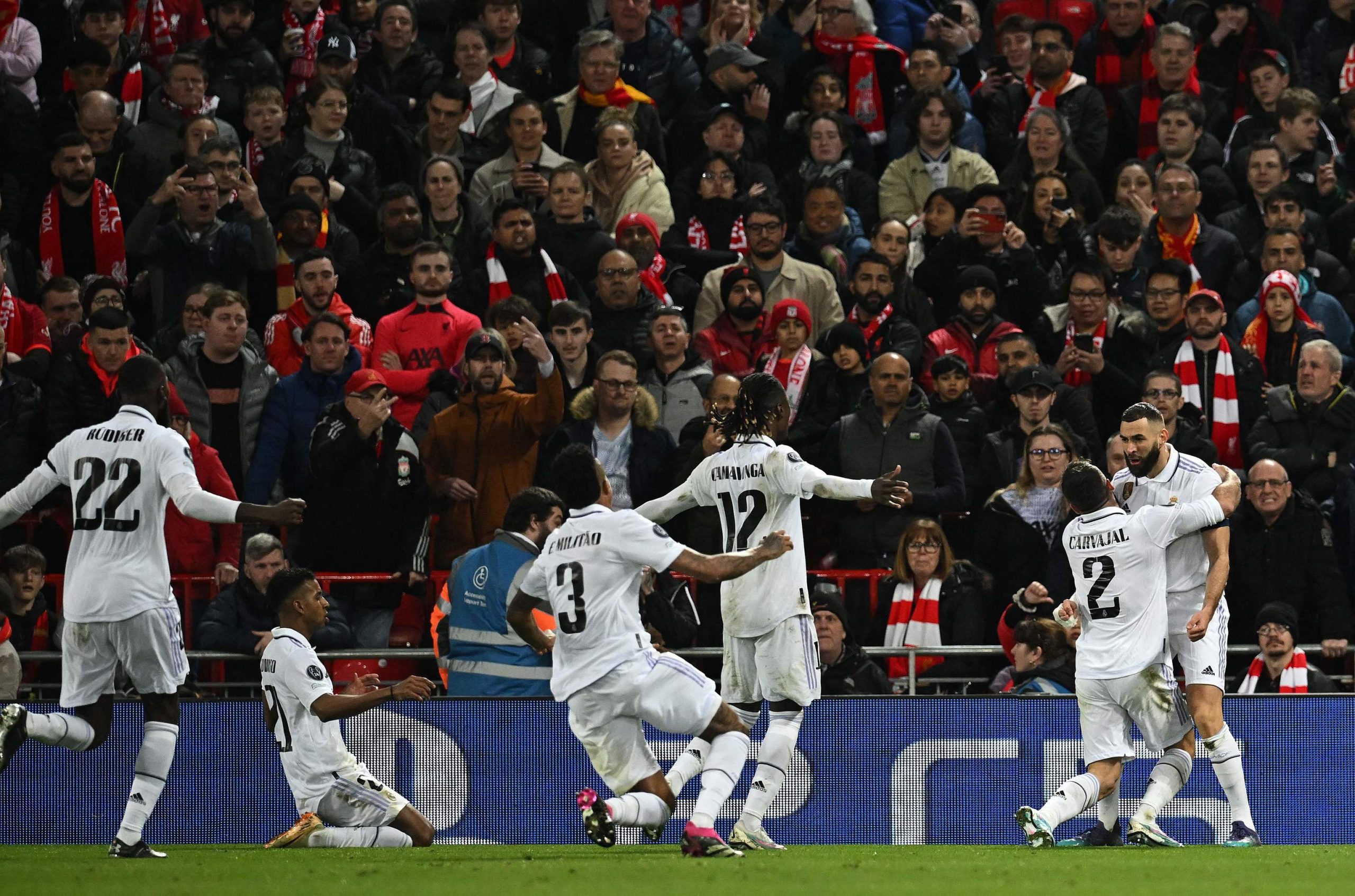 La leyenda del Madrid toma Anfield y se vuelve a dar la mano con la Copa de Europa