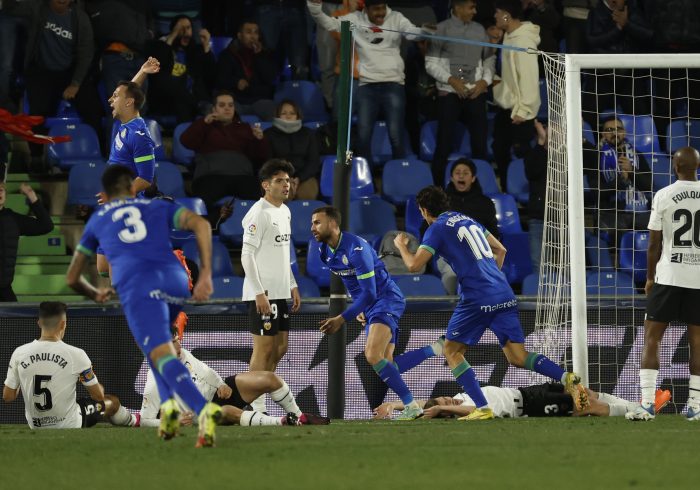 Un gol de Mayoral da aire al Getafe y hunde aún más al Valencia