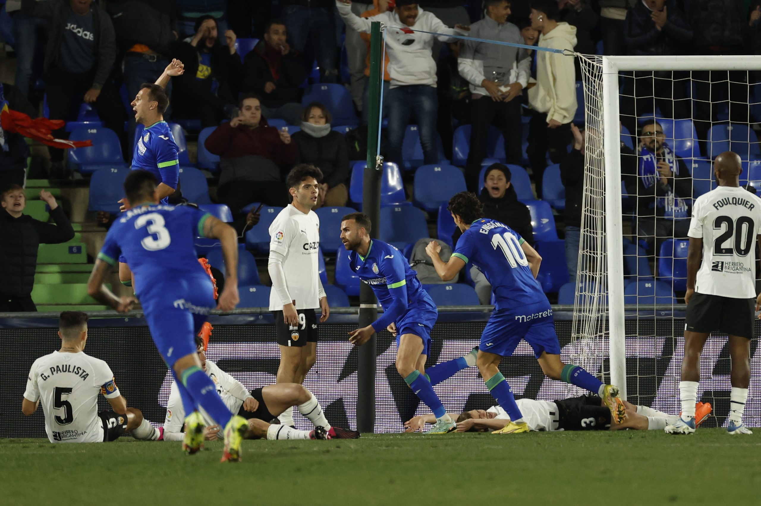 Un gol de Mayoral da aire al Getafe y hunde aún más al Valencia