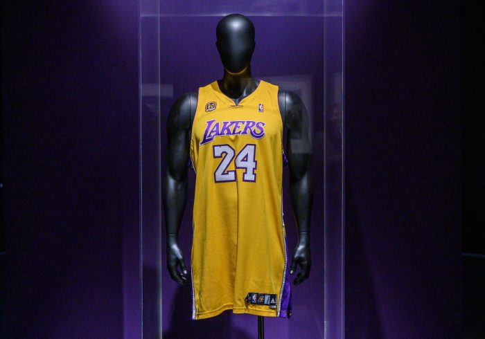 Una camiseta de Kobe Bryant, subastada por casi seis millones de dólares