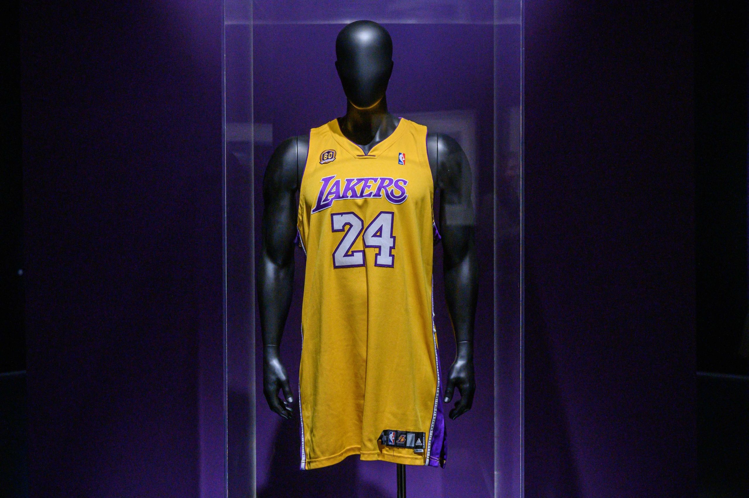 Una camiseta de Kobe Bryant, subastada por casi seis millones de dólares