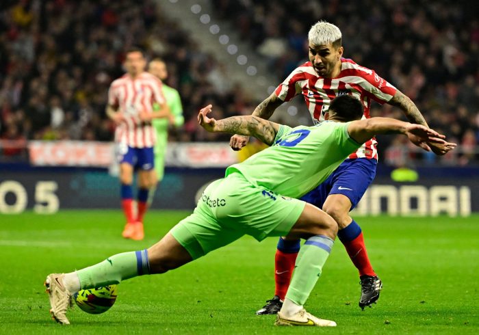 Una mano atasca al Atlético tras el insólito gol de Correa y da aire al Getafe