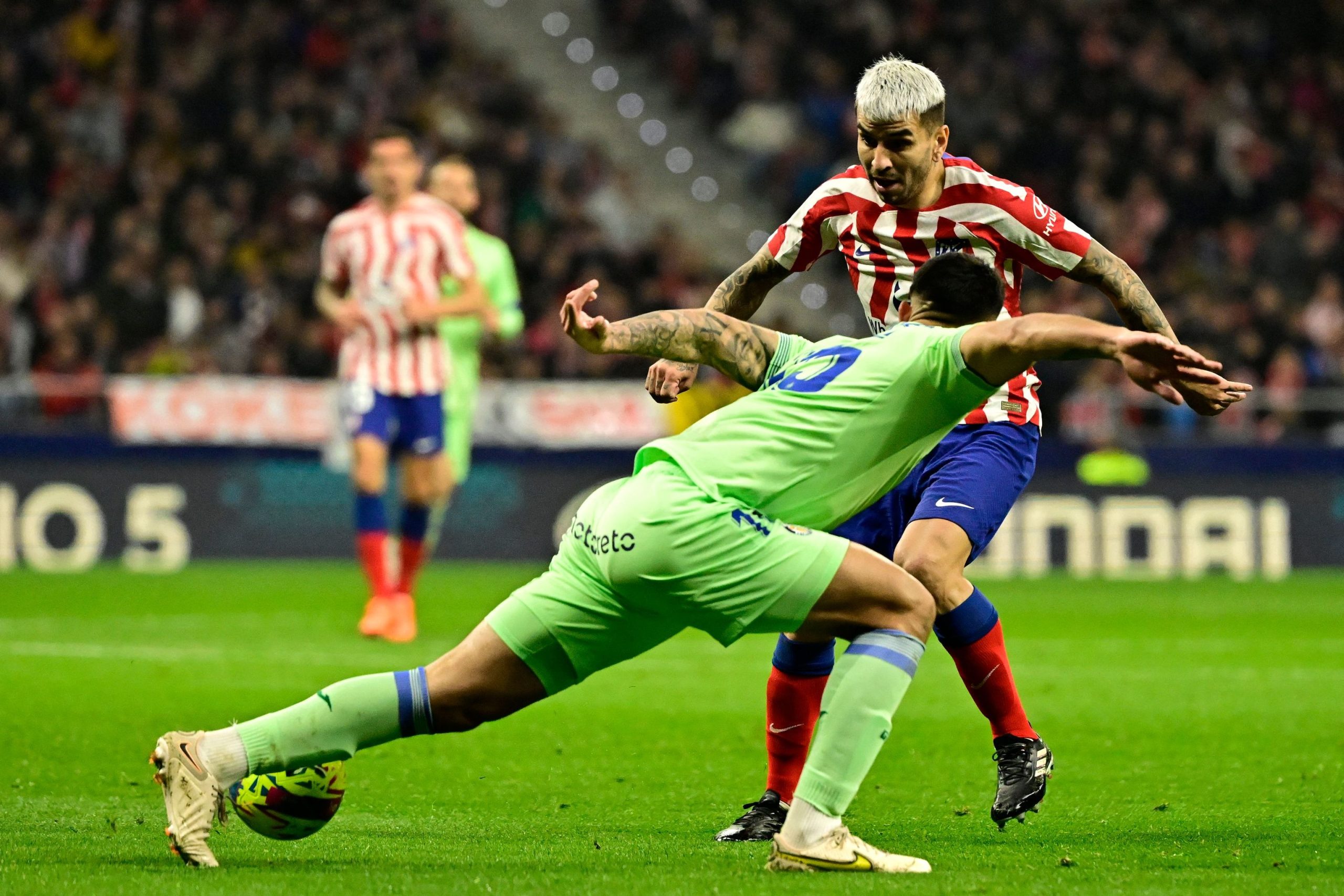 Una mano atasca al Atlético tras el insólito gol de Correa y da aire al Getafe