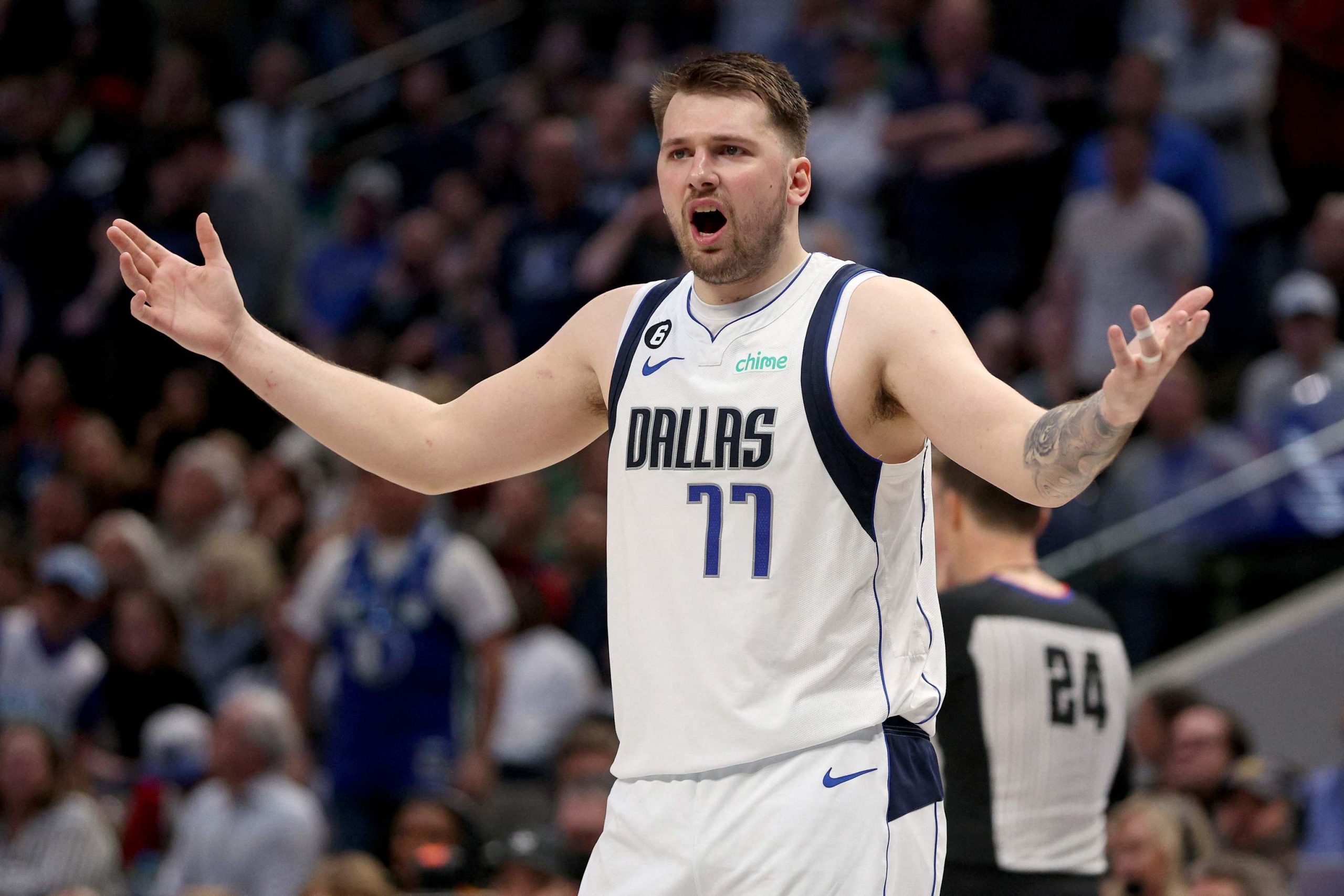 Algo pasa con Doncic: sufre molestias en el cuádriceps desde el All-Star y se retira lesionado ante New Orleans