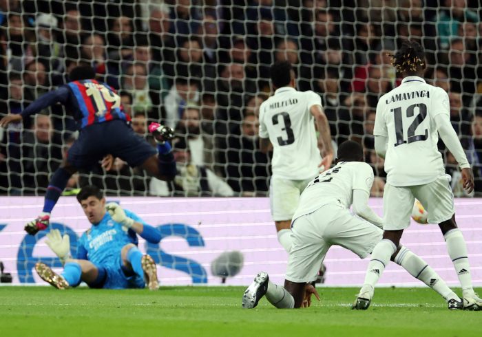 El Barça se hace pequeño en el Bernabéu para sacar ventaja en un clásico mediocre