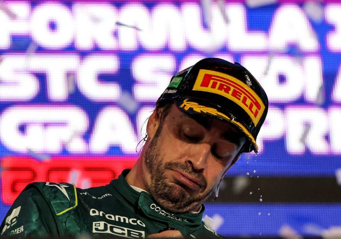 El esperpento de la FIA contra Alonso, la ambigua norma que no permite "trabajar con el coche" y el éxito de Aston Martin
