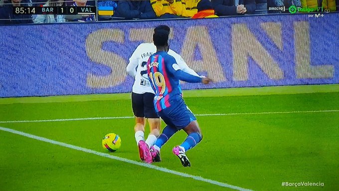 El polémico silencio del VAR y el 'no' del árbitro al penalti contra el Barça en el minuto 85