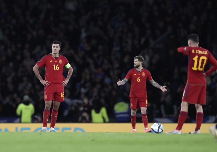 España, sin fútbol ni furia, se encoge ante una Escocia del siglo pasado