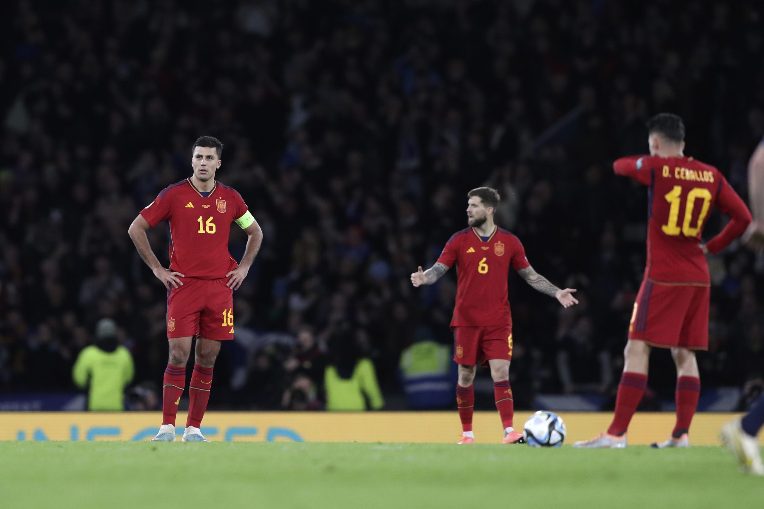 España, sin fútbol ni furia, se encoge ante una Escocia del siglo pasado