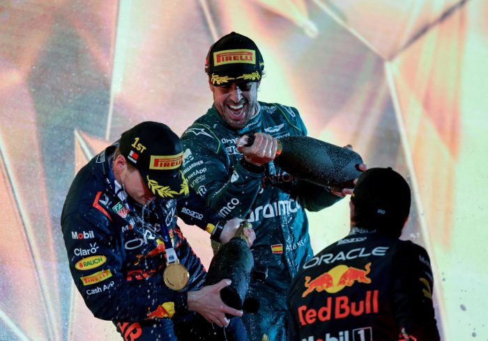 Fernando Alonso dibuja dos adelantamientos antológicos para subirse al podio en Sakhir