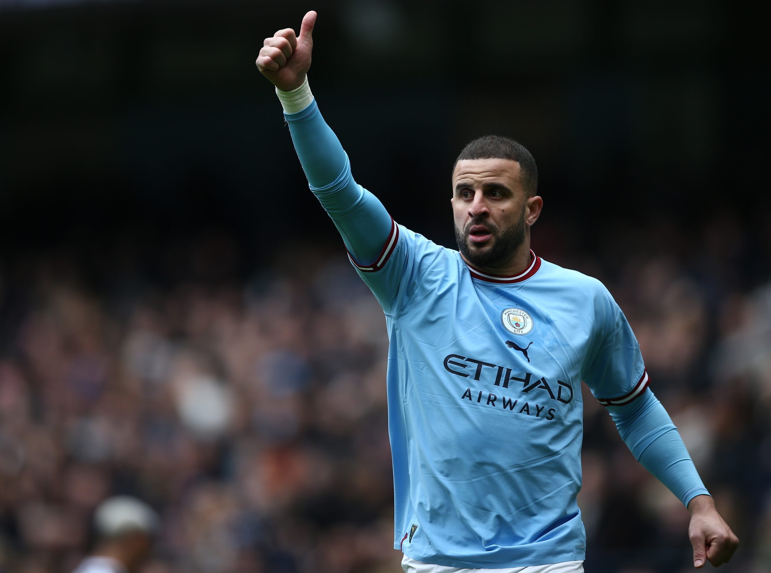 Graban a Kyle Walker, jugador del Manchester City, siendo infiel a su pareja y enseñando los genitales en un bar