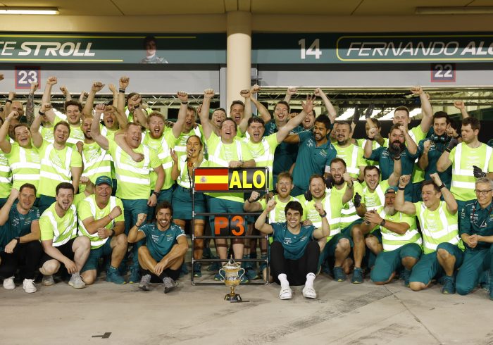 La celebración para los demás de Alonso, el abrazo de Hamilton y un augurio: "La victoria 33 puede llegar"