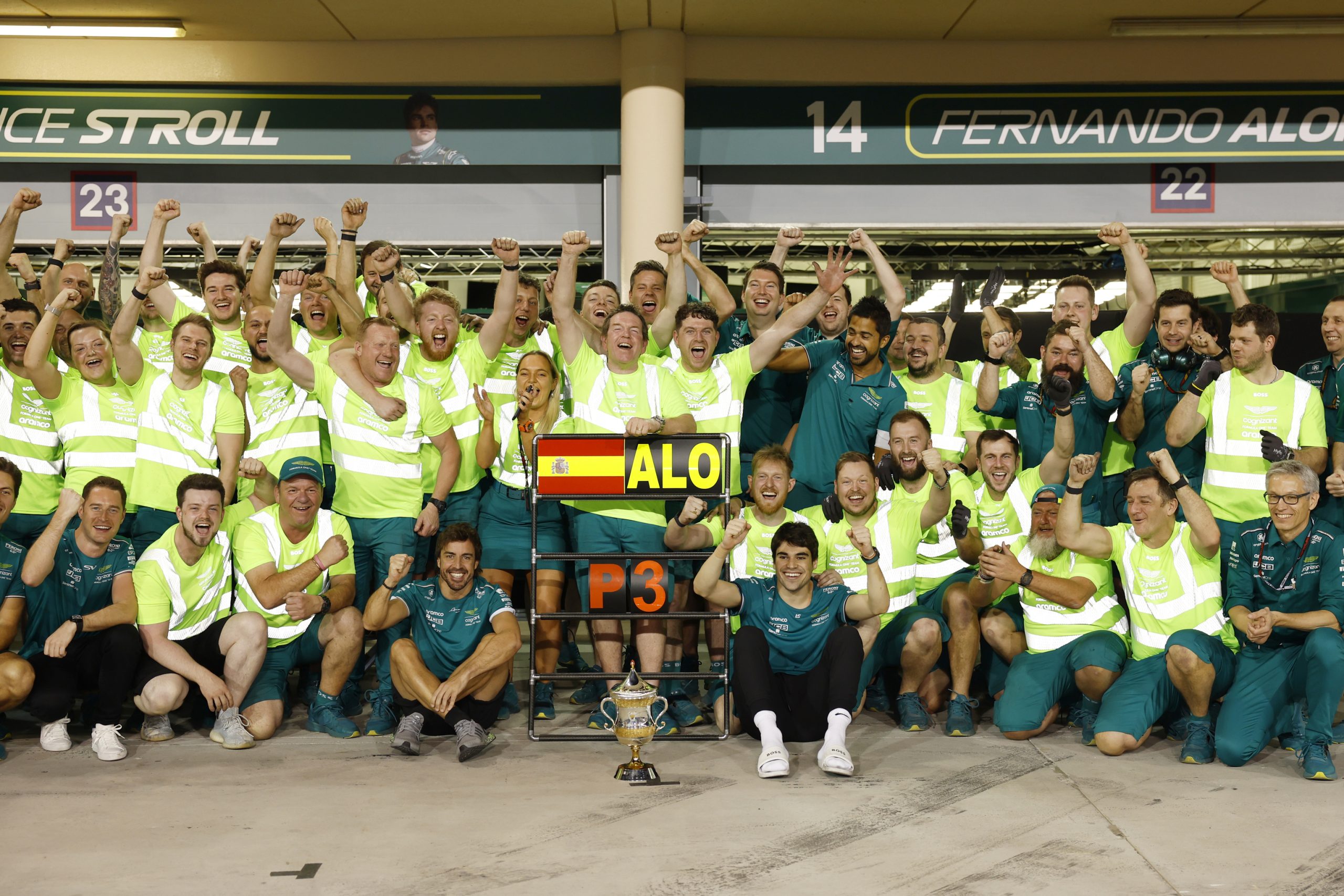 La celebración para los demás de Alonso, el abrazo de Hamilton y un augurio: "La victoria 33 puede llegar"