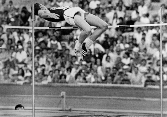Muere Dick Fosbury, el atleta que revolucionó el salto de altura