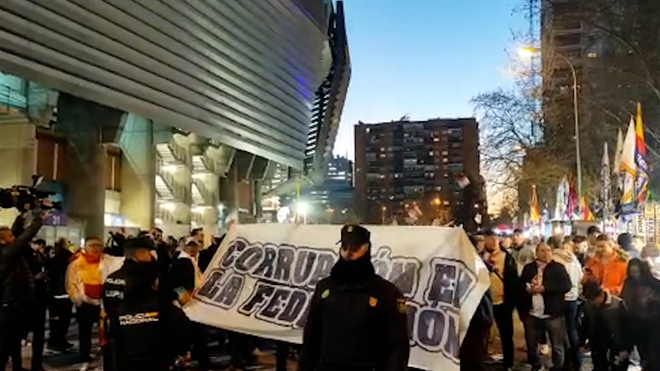 Protestas en el Bernabéu por el 'caso Negreira': "¡Corrupción en la Federación!" y billetes con la cara de Laporta