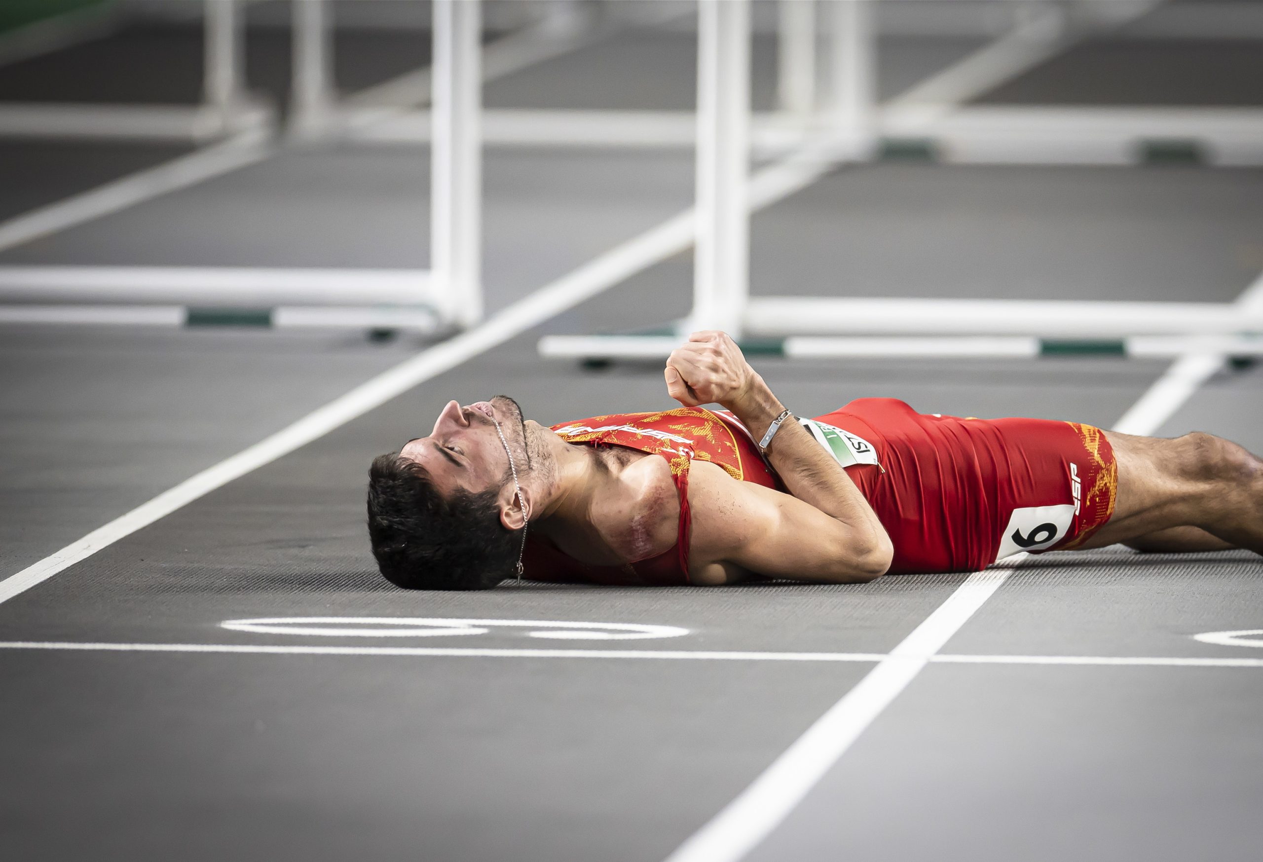 Quique Llopis, tras la brutal caída en la final de 60 vallas: "Han salido todas las pruebas bien, ahora toca recuperarse"