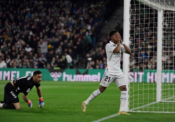 Un Madrid negado con el gol se deja dos puntos y media Liga en el Villamarín