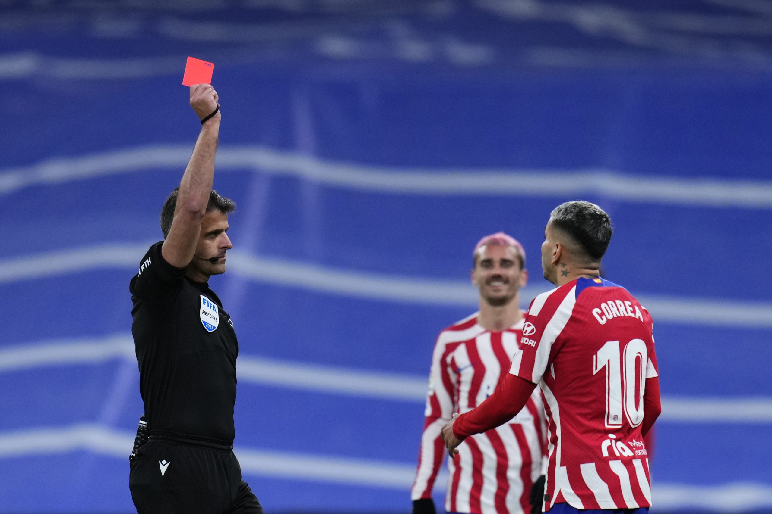 VAR, "picaresca" y mucha "crispación": las razones por las que en la Liga se expulsa hasta cinco veces más que en la Premier