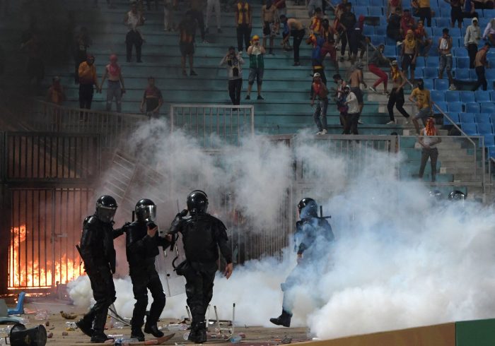 Al menos 20 policías y varios hinchas heridos en los incidentes violentos de la Champions africana