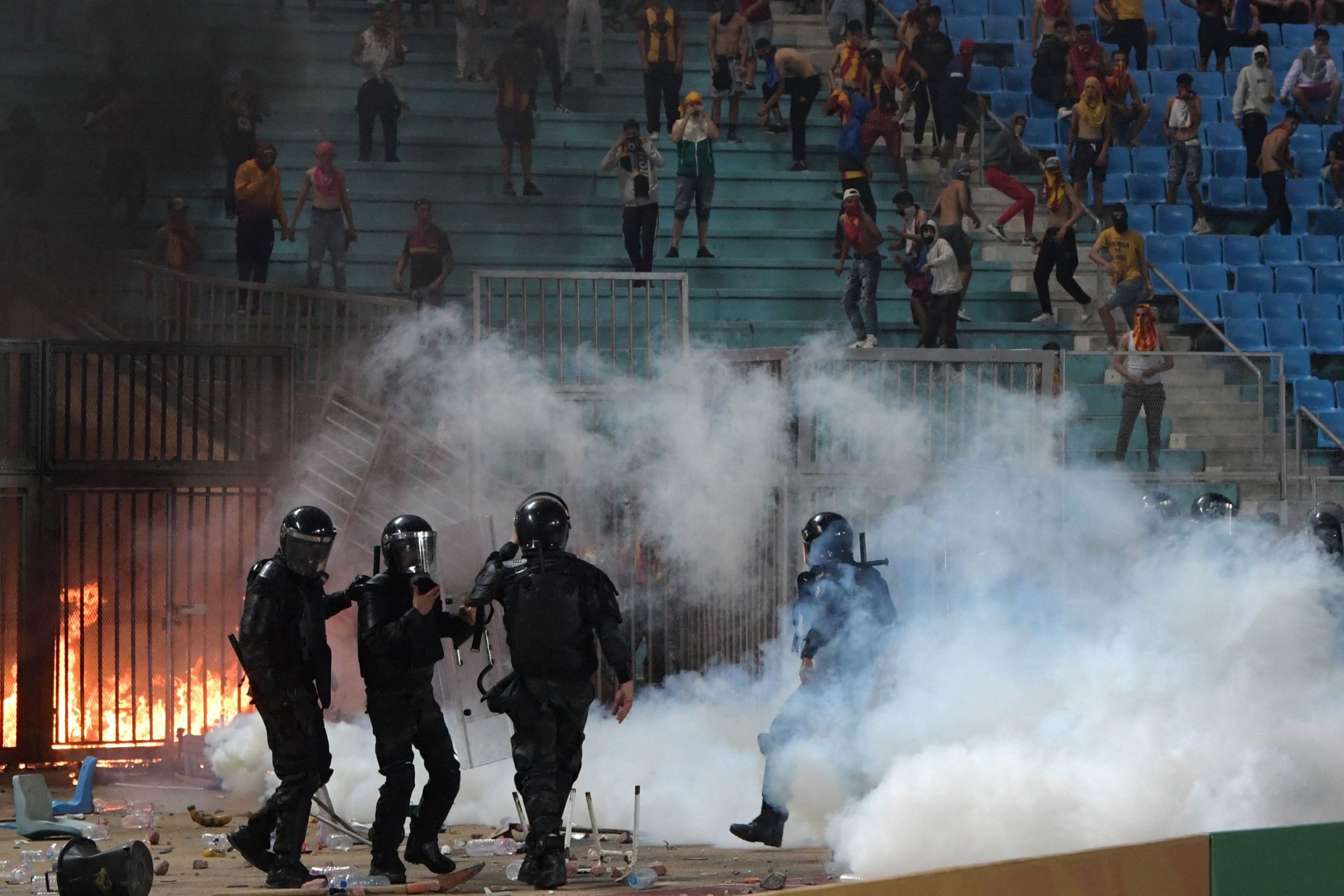 Al menos 20 policías y varios hinchas heridos en los incidentes violentos de la Champions africana