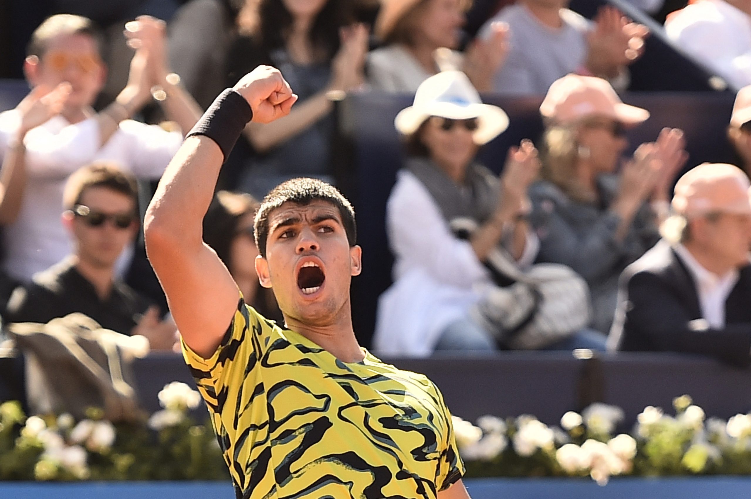 Alcaraz arrolla a Tsitsipas y revalida el título en Barcelona